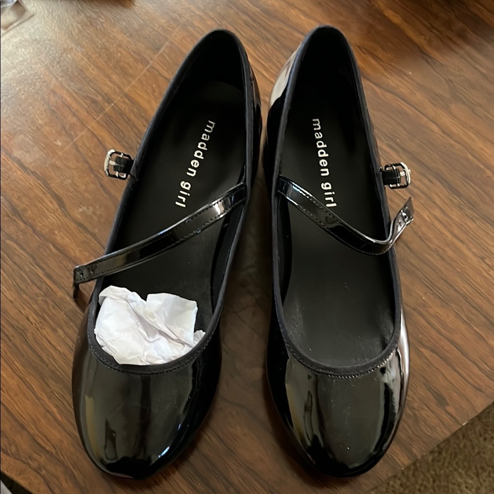 ❤️Madden Girl Glossy Black kitten heels